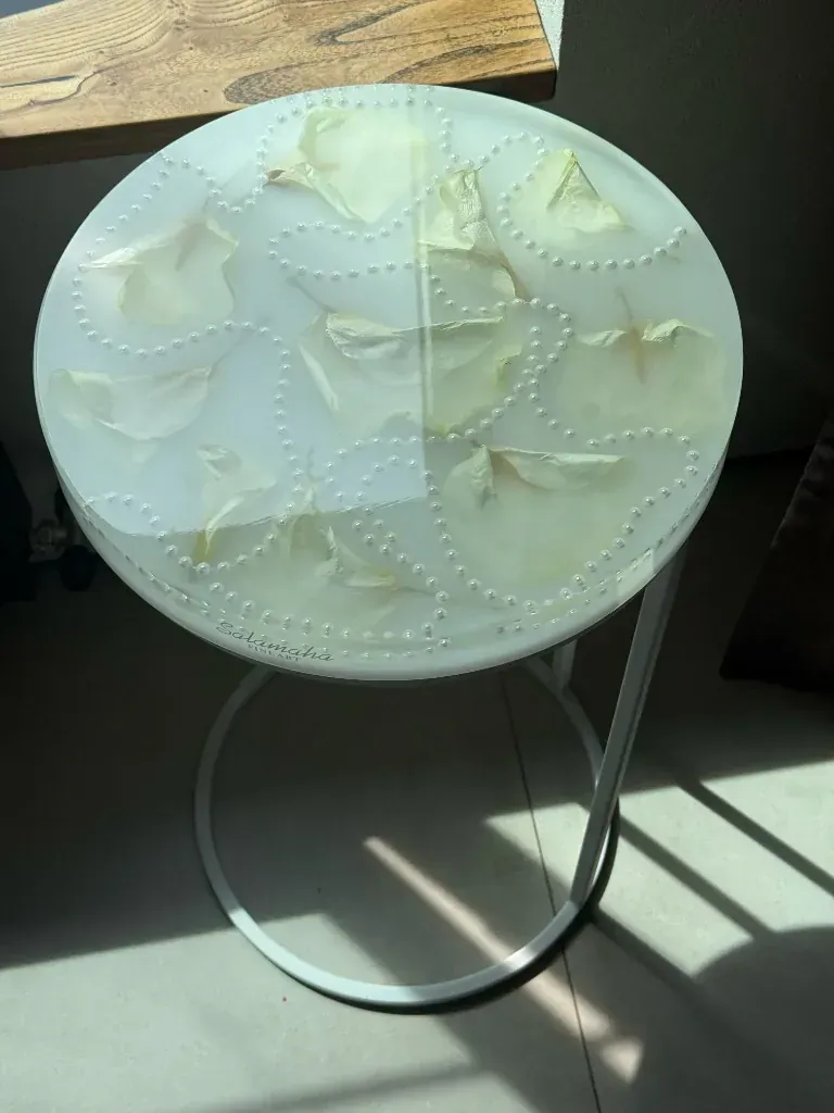 Круглый столик Salamaha Fine Art с жёлтыми лепестками и жемчугом в белой смоле